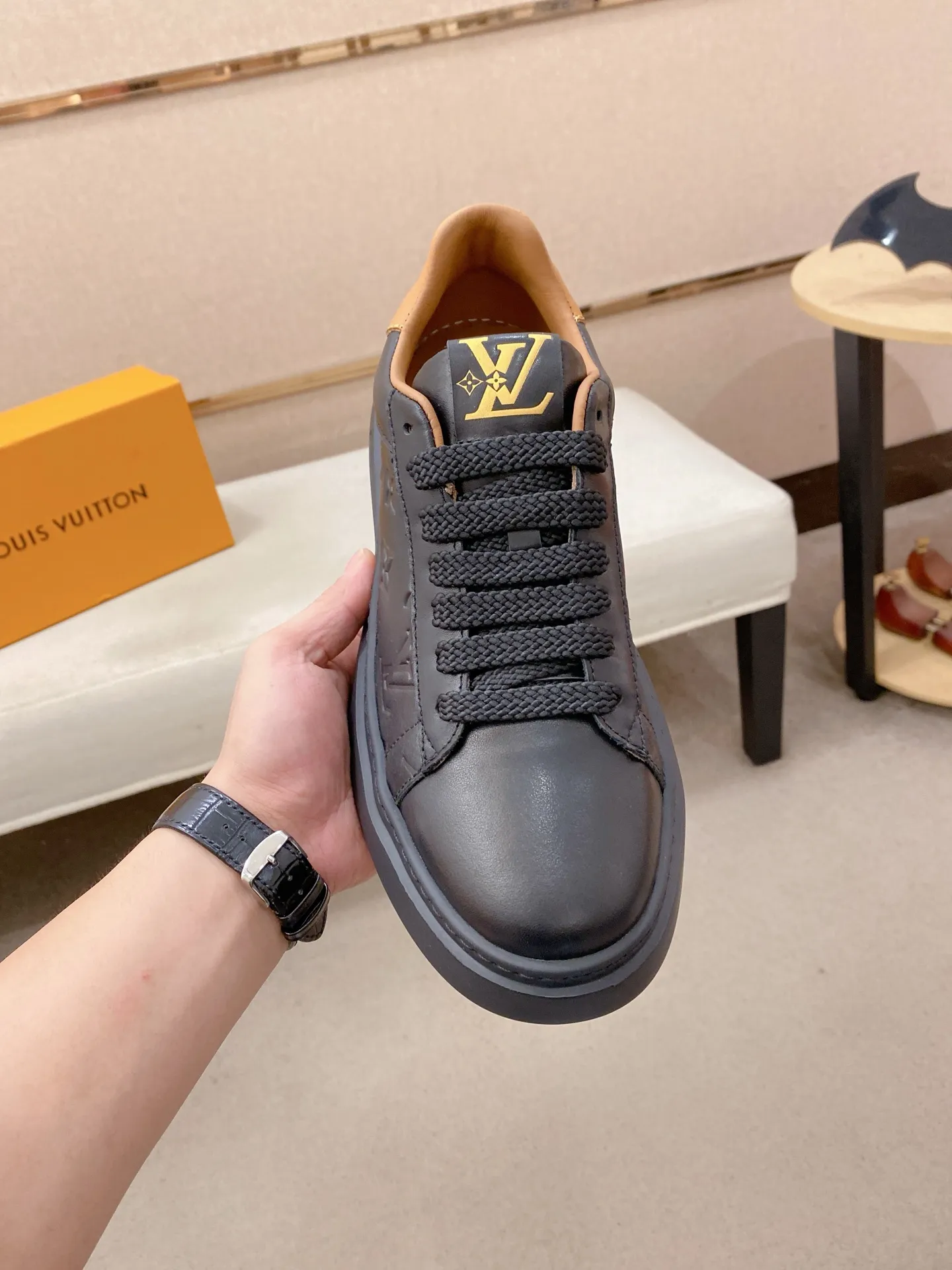 Men's shoes 💰: 480💰🎉🎉LV~Louis Vuitton trendy men's shoes New shipments Latest matching The same style as the official website Super high quality Hot sales of the season [strong] [strong] [strong] Selected first-layer cowhide, comfortable cowhide lining, original last, comfortable on the foot, wear-resistant rubber outsole Size number: 38-44.